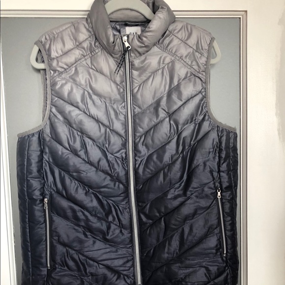 GAP Jackets & Blazers - Women’s Gap Silver Ombré Quilted Puffer Vest